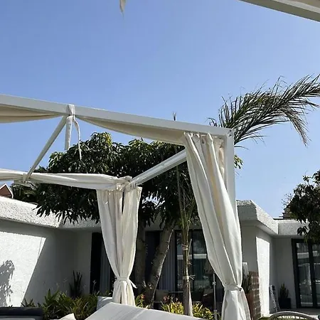 朵涅罗萨别墅酒店 假日公园 2*